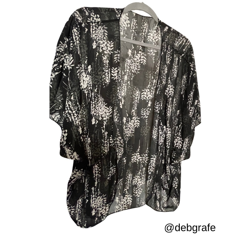 Kimono Black and Cream Abstract Floral 3X